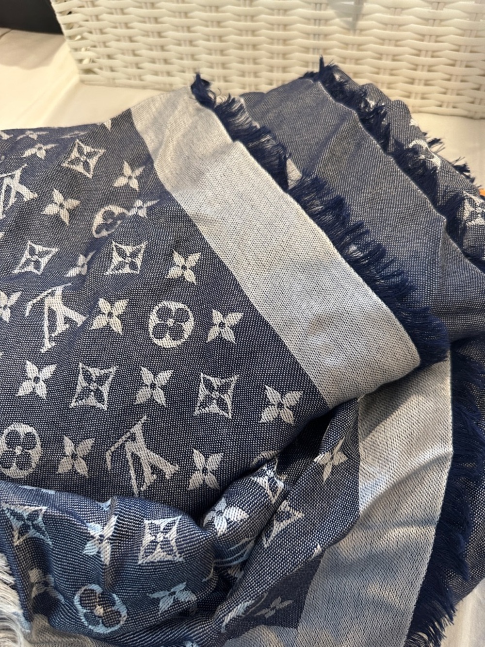 Louis Vuitton Authentic Scarf Denim Color 100% authentic - Picture 4 of 6